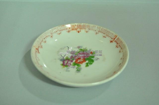 金口白地印花彩繪折枝花卉紋瓷碟藏品圖，第1張