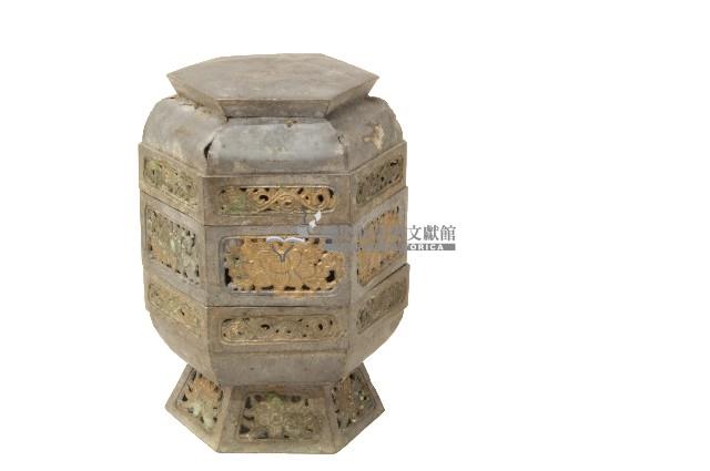 三層六邊形錫製粉盒藏品圖，第1張