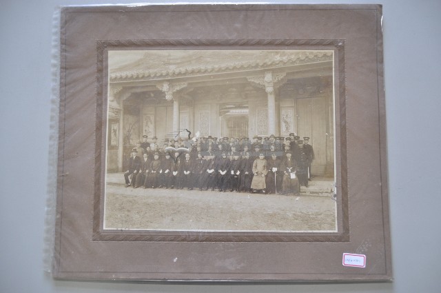 背景閩式建築前之合照藏品圖，第1張