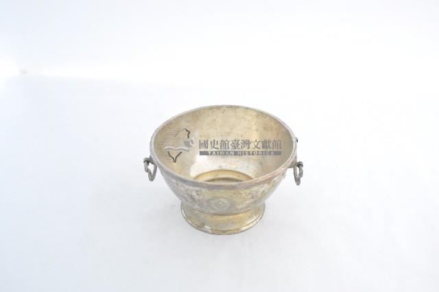 總督府徽紋雙繫環帶蓋銀碗三套組藏品圖，第1張