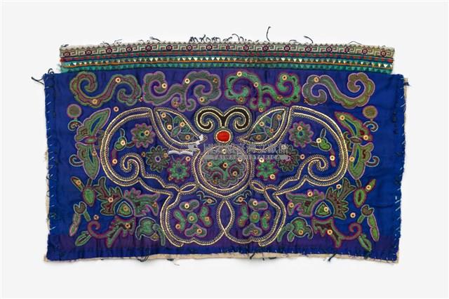 中國臺江苗族藍底綠色刺繡繡片藏品圖，第1張