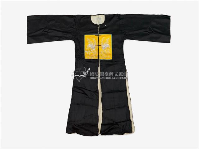 黑色無領黃框長擺戲服藏品圖，第1張