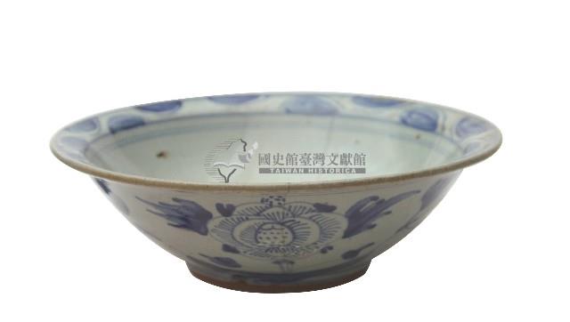 青花折枝牡丹紋折沿寬口大碗藏品圖，第1張