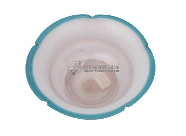 青綠色花口玻璃盆藏品圖，第1張