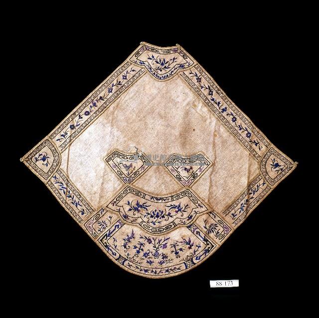 龍鳳呈祥刺繡扇形白棉肚兜藏品圖，第1張