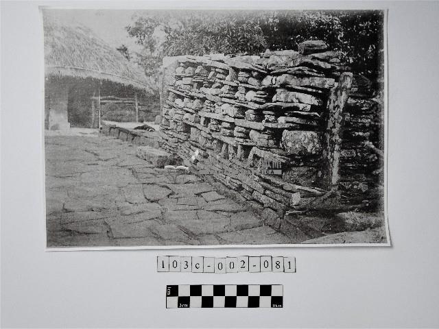 黃則修攝石板人頭櫃藏品圖，第1張