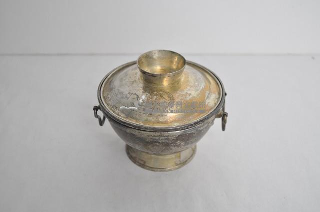總督府徽紋雙繫環帶蓋銀碗三套組藏品圖，第1張