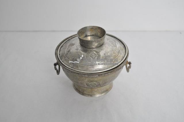 總督府徽紋雙繫環帶蓋銀碗三套組藏品圖，第1張