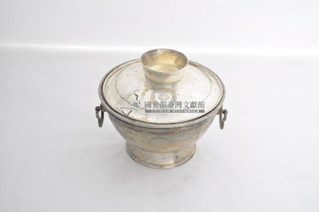總督府徽紋雙繫環帶蓋銀碗三套組藏品圖，第1張