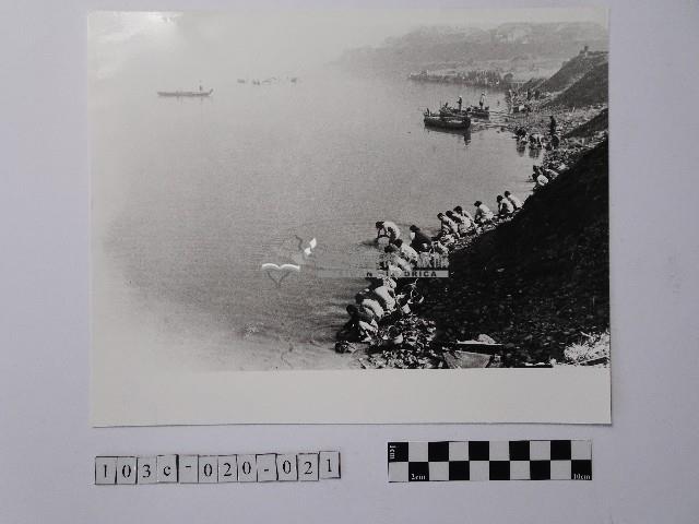 黃則修攝新店溪畔的浣衣藏品圖，第1張