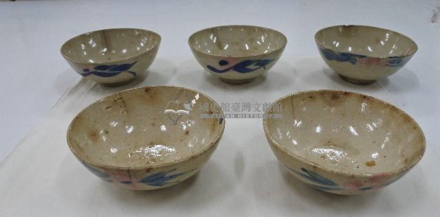 簡筆青花彩繪折枝花卉紋碗（5）藏品圖，第1張