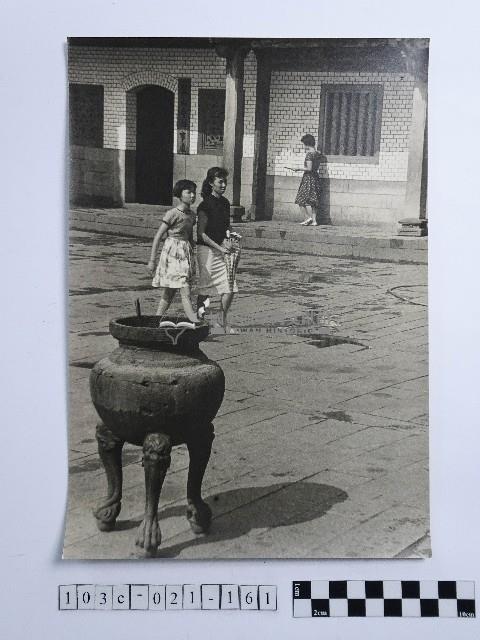 黃則修攝女子合影照藏品圖，第1張