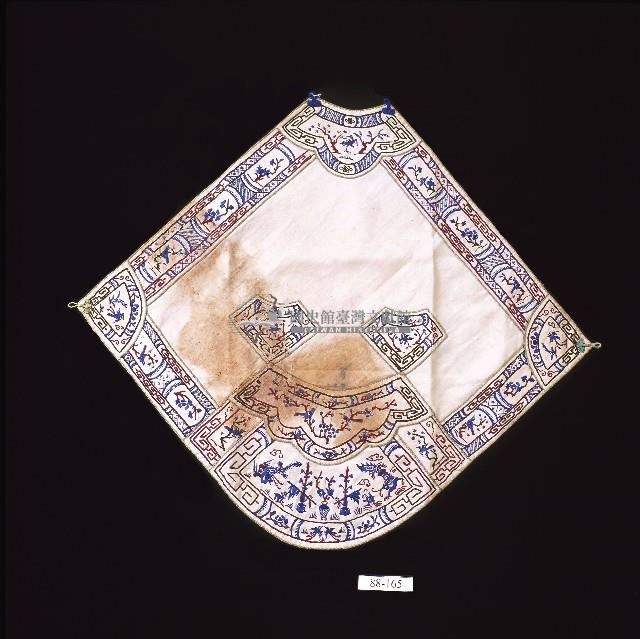 龍鳳呈祥刺繡扇形白緞肚兜藏品圖，第1張