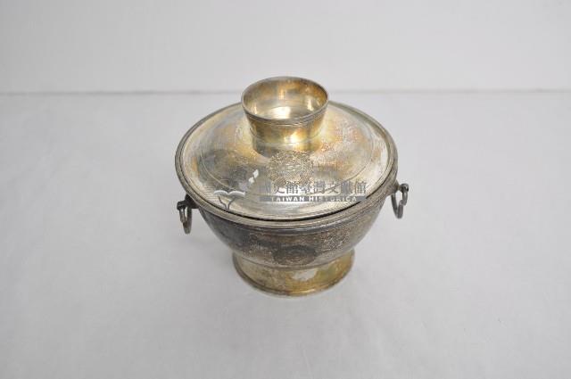 總督府徽紋雙繫環帶蓋銀碗三套組藏品圖，第1張