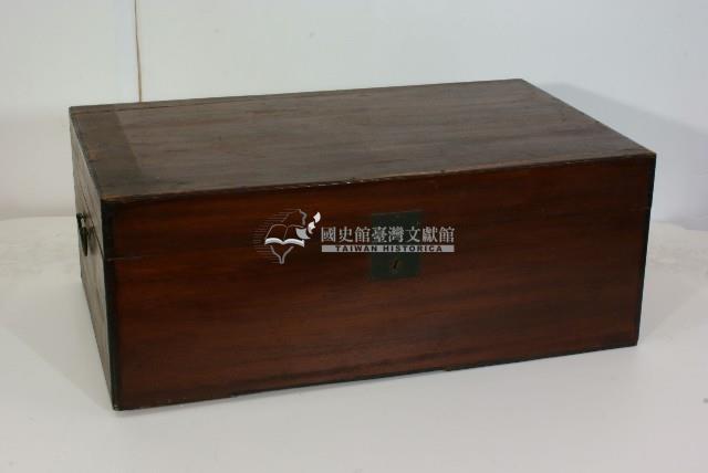 木製雙環扣帶鎖衣箱藏品圖，第1張