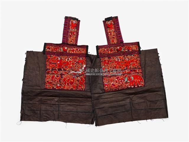 中國施洞苗族深褐色底紅刺繡繡片藏品圖，第1張