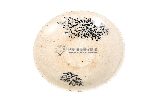 黑彩印花花草紋白地瓷盤藏品圖，第1張