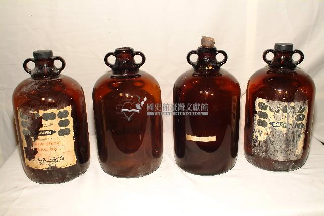 棕褐色透明玻璃胎雙耳瓶藏品圖，第1張