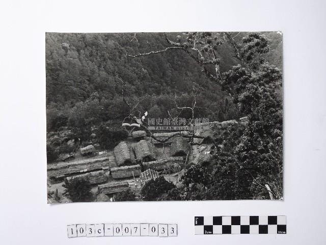 黃則修攝修建茅屋的沙拉茅部落藏品圖，第1張