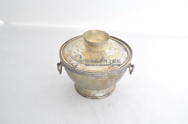 總督府徽紋雙繫環帶蓋銀碗三套組藏品圖，第1張