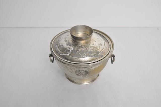 總督府徽紋雙繫環帶蓋銀碗三套組藏品圖，第1張