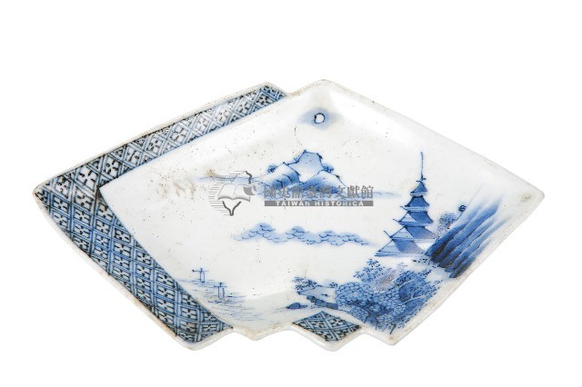 青花山水樓閣襷紋雙結型皿藏品圖，第1張