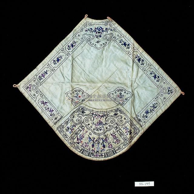 鳳戲牡丹刺繡扇形淺藍絲緞暗袋肚兜藏品圖，第1張