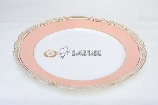 金邊花口粉彩府徽章款瓷盤藏品圖，第1張