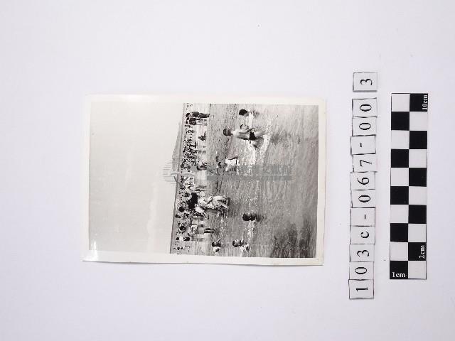 黃則修攝戲水群眾1藏品圖，第1張