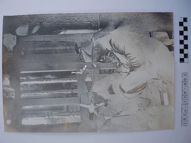 倚靠廟柱的人藏品圖，第1張