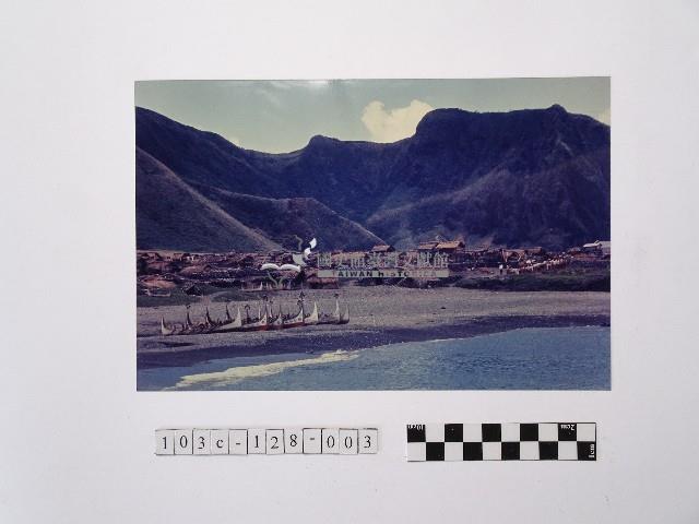 黃則修攝在山與海之間的聚落藏品圖，第1張