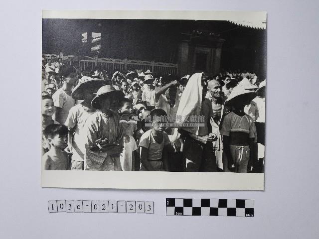 黃則修攝人群藏品圖，第1張