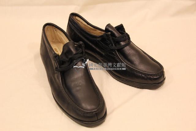 林衡道所用的黑色素面綁帶樂福式皮鞋藏品圖，第1張