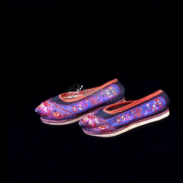 客家婦女翹頭吉祥繡鞋藏品圖，第1張