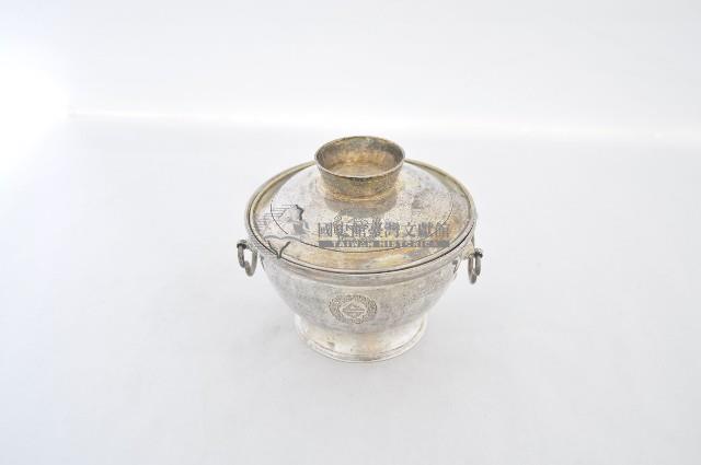 總督府徽紋雙繫環帶蓋銀碗三套組藏品圖，第1張