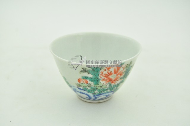 九谷款五彩牡丹花鳥石紋盞杯藏品圖，第1張