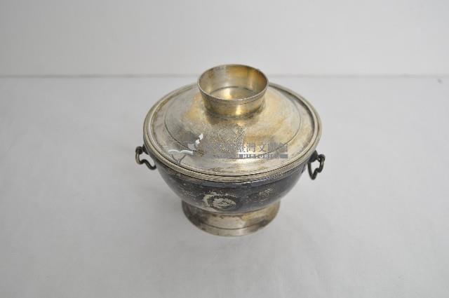 總督府徽紋雙繫環帶蓋銀碗三套組藏品圖，第1張