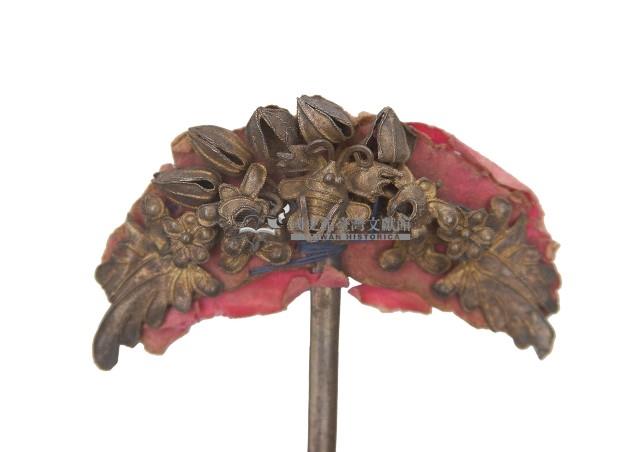 金屬製半月型雕花髮釵髮釵一對藏品圖，第1張