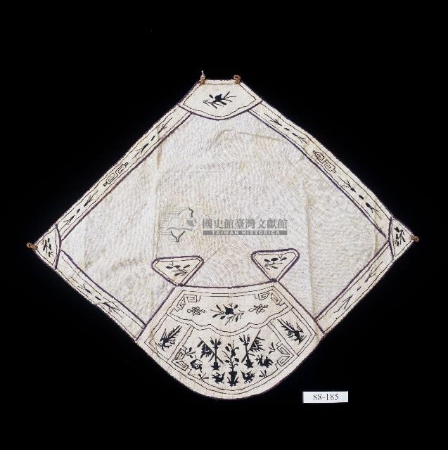 旗開得勝刺繡扇形白棉肚兜藏品圖，第1張