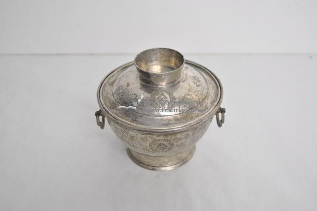 總督府徽紋雙繫環帶蓋銀碗三套組藏品圖，第1張