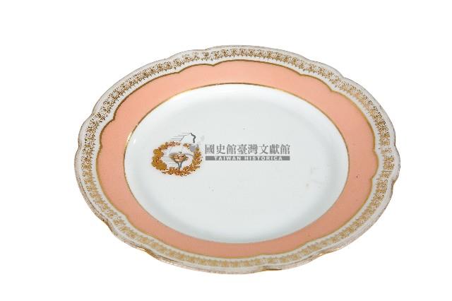 金邊花口粉彩府徽章款瓷盤藏品圖，第1張