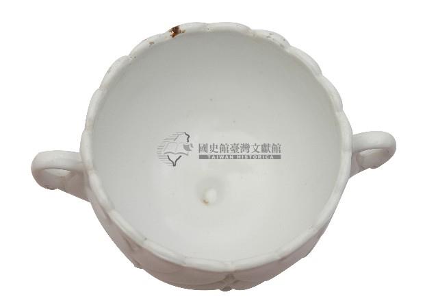 白色雙耳葵花口浮雕高腳玻璃碗藏品圖，第1張