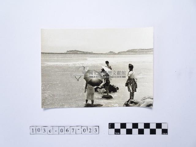 黃則修攝四名站在淺灘的女性3藏品圖，第1張