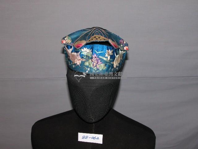 藍色花卉刺繡童帽藏品圖，第1張
