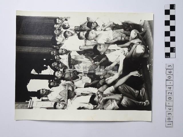 黃則修攝聚眾藏品圖，第1張