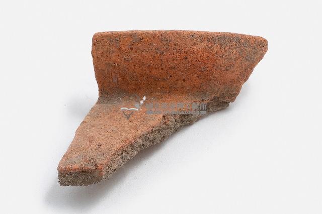 紅色夾砂素面罐形陶器口肩處殘片藏品圖，第1張