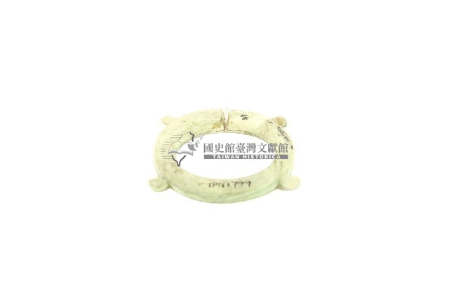 帶四突起玦形耳飾藏品圖，第1張
