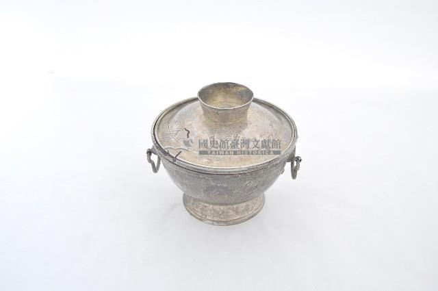 總督府徽紋雙繫環帶蓋銀碗三套組藏品圖，第1張