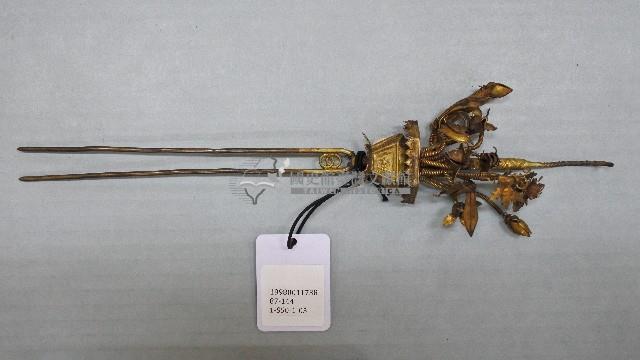 清代鳥蝶戲盆花之髮釵藏品圖，第1張