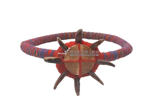 獸牙飾頭部飾品藏品圖，第1張